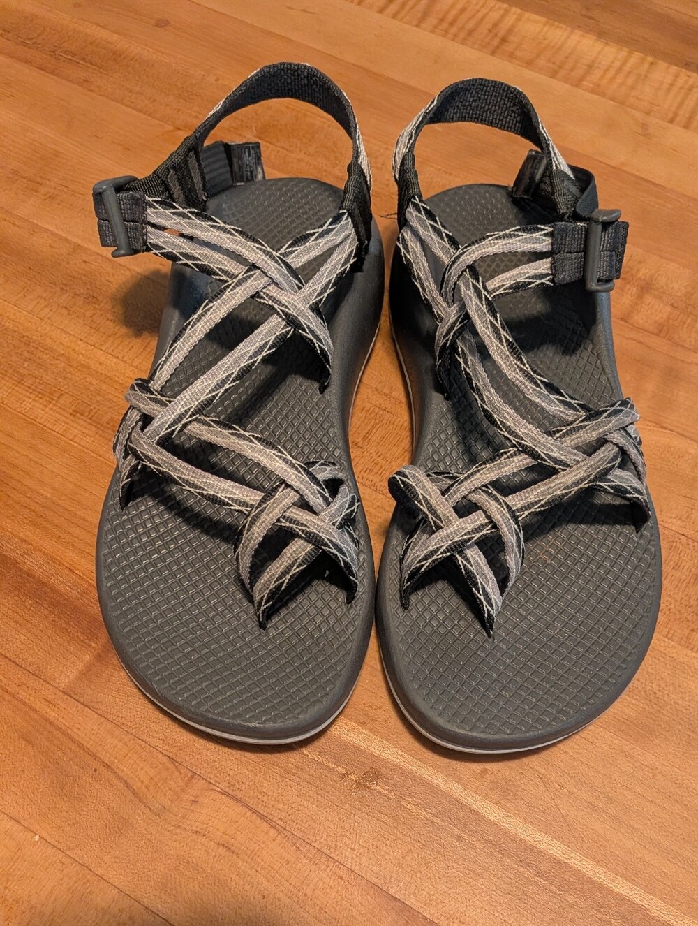 ​Chacos Women's 9 Black Gray Toe Loop Athletic Hiking Outdoor Sandals Water Shoe